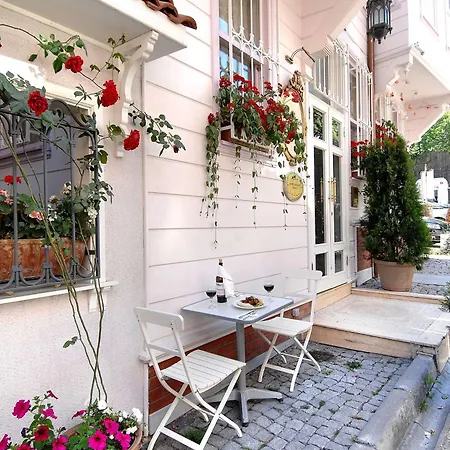 Отель Darussaade Old - Sultanahmet 4*